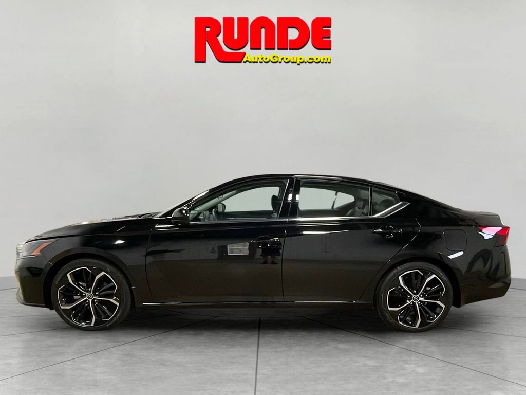 Used 2024 Nissan Altima 2.5 SR image 2