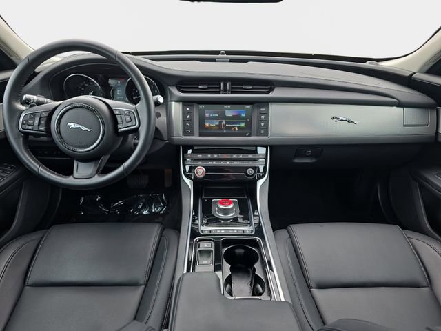 Used 2018 Jaguar XF Premium image 10