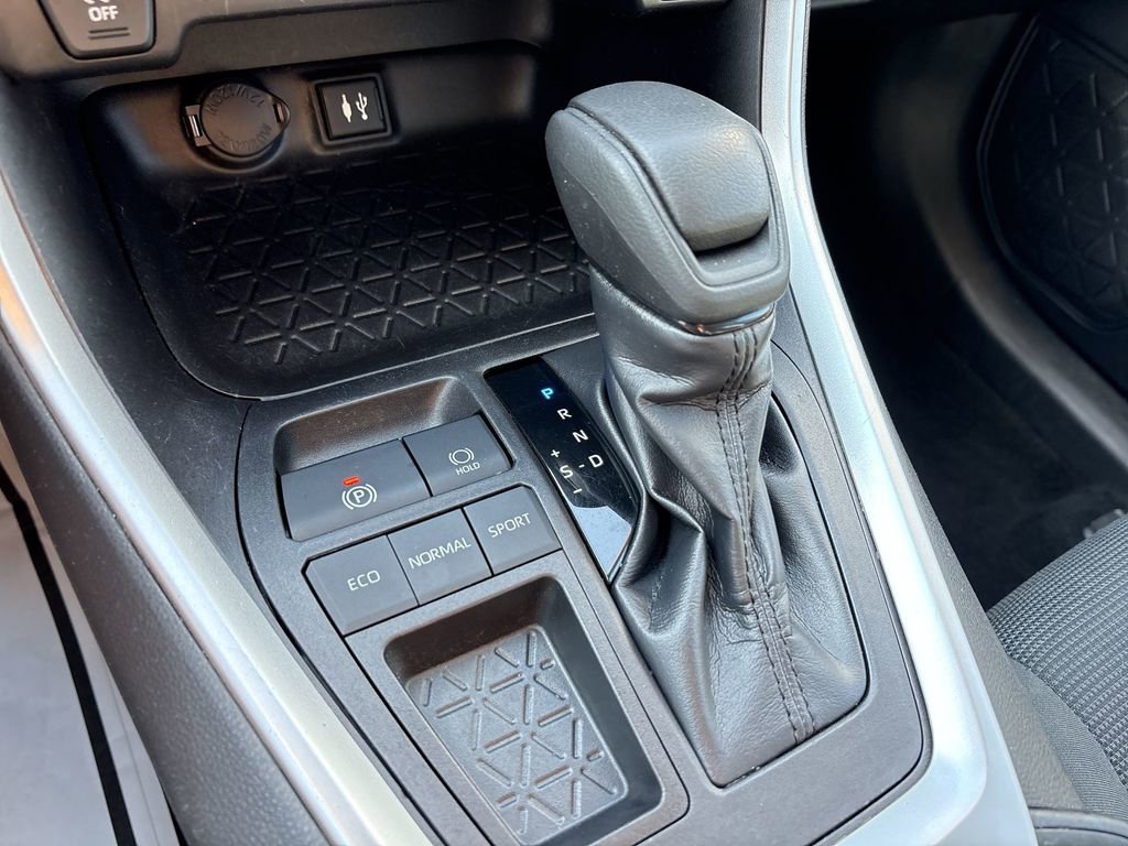 Used 2019 Toyota RAV4 LE image 17