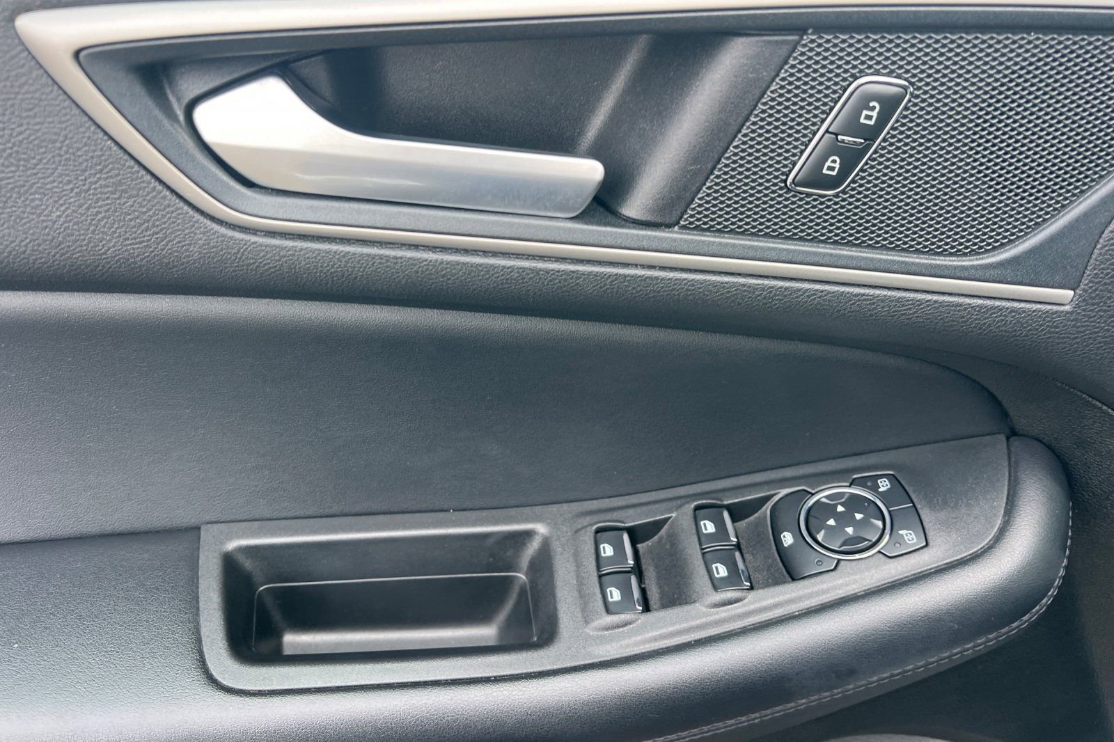 Used 2023 Ford Edge SEL image 8