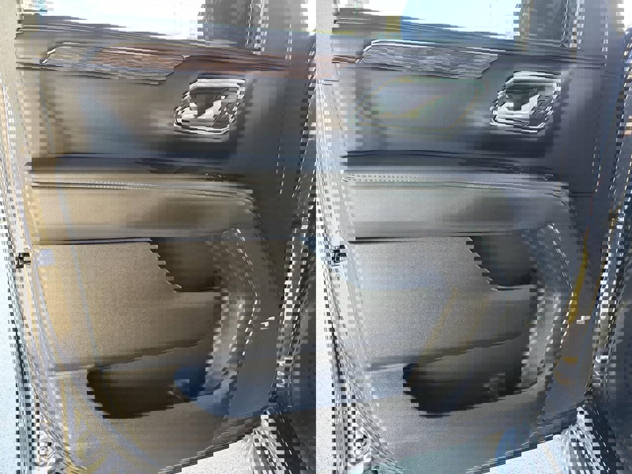 Used 2022 Chevrolet Tahoe LT w/ Luxury Package image 12