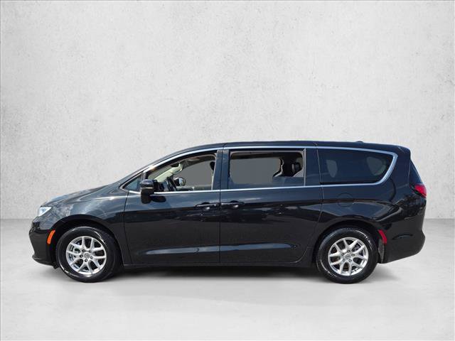 Used 2023 Chrysler Pacifica Touring-L FWD image 9