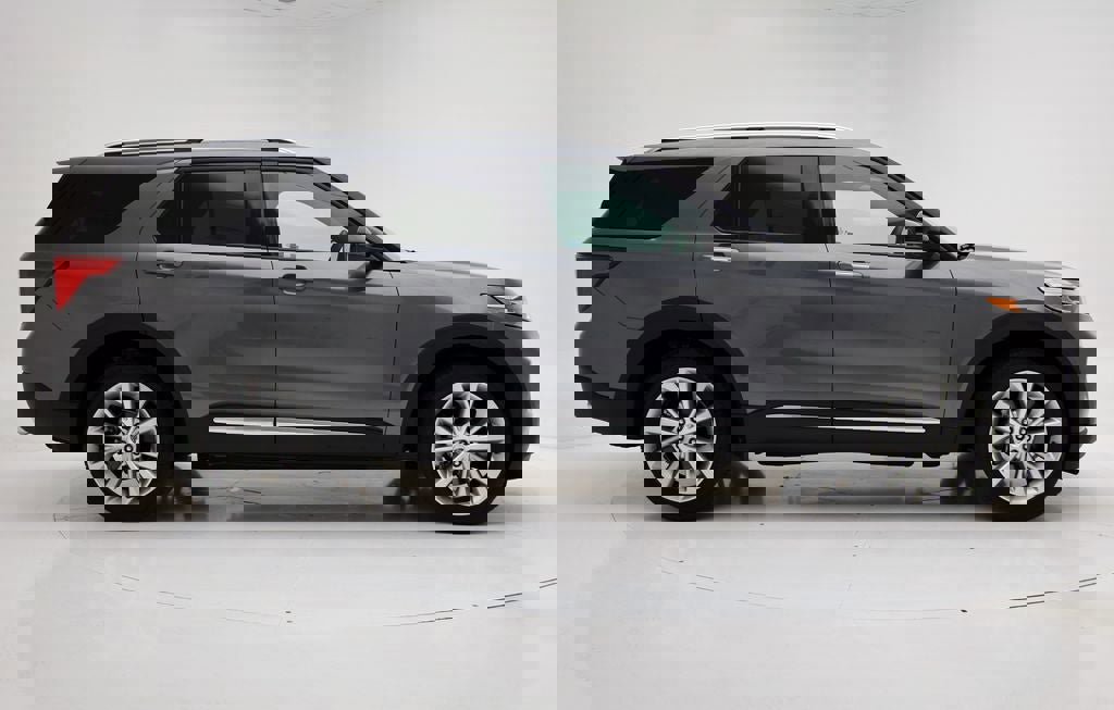 Used 2022 Ford Explorer Platinum w/ Equipment Group 601A image 2