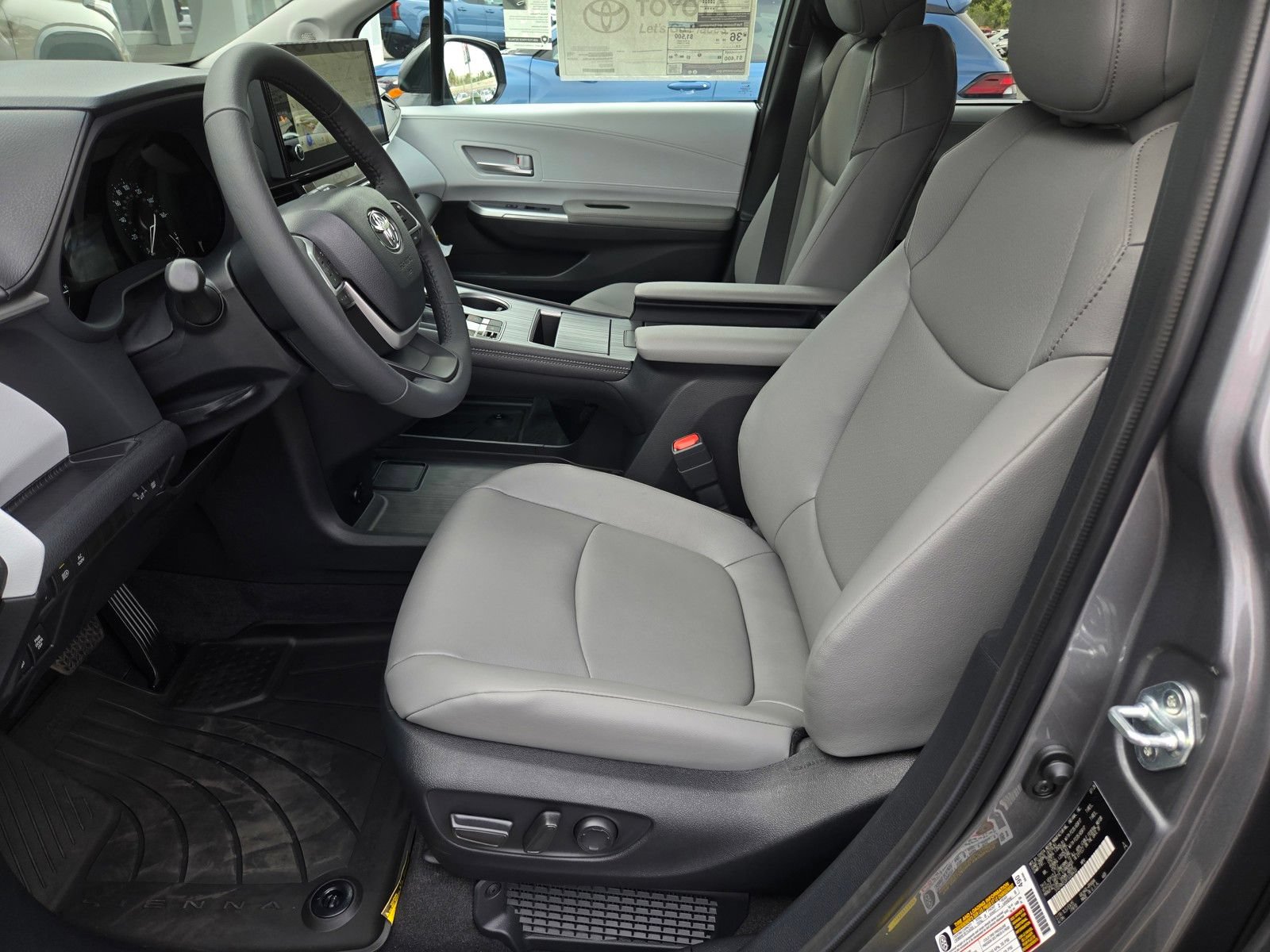 Used 2026 Toyota Sienna XLE FWD image 18