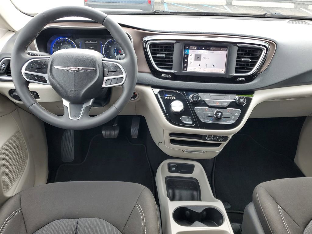 Used 2023 Chrysler Voyager LX image 25