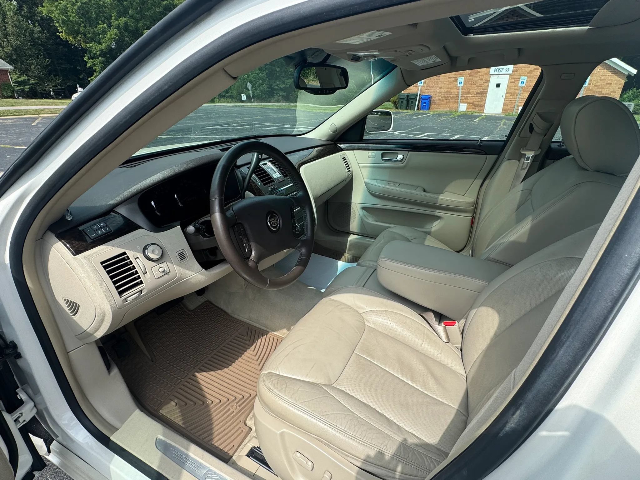 Used 2011 Cadillac DTS Luxury FWD image 11