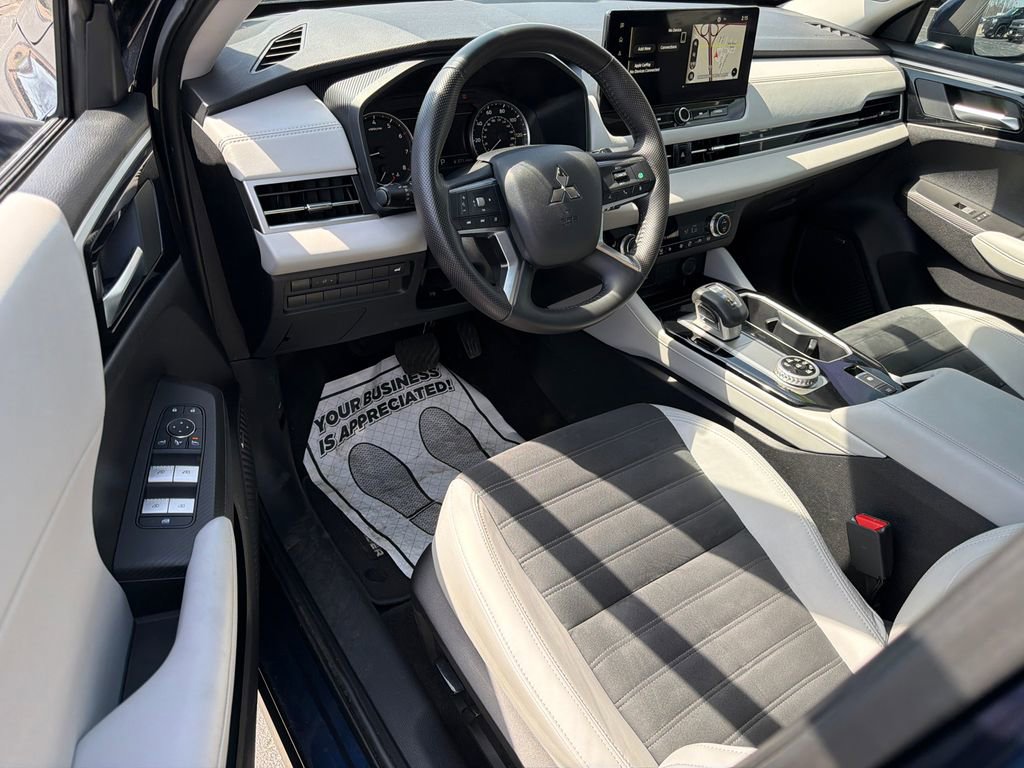Used 2025 Mitsubishi Outlander AWD image 17