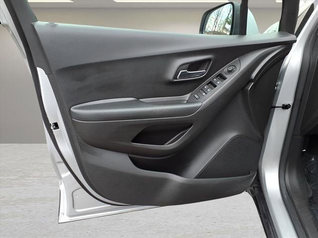 Used 2022 Chevrolet Trax LT w/ LT Convenience Package image 18