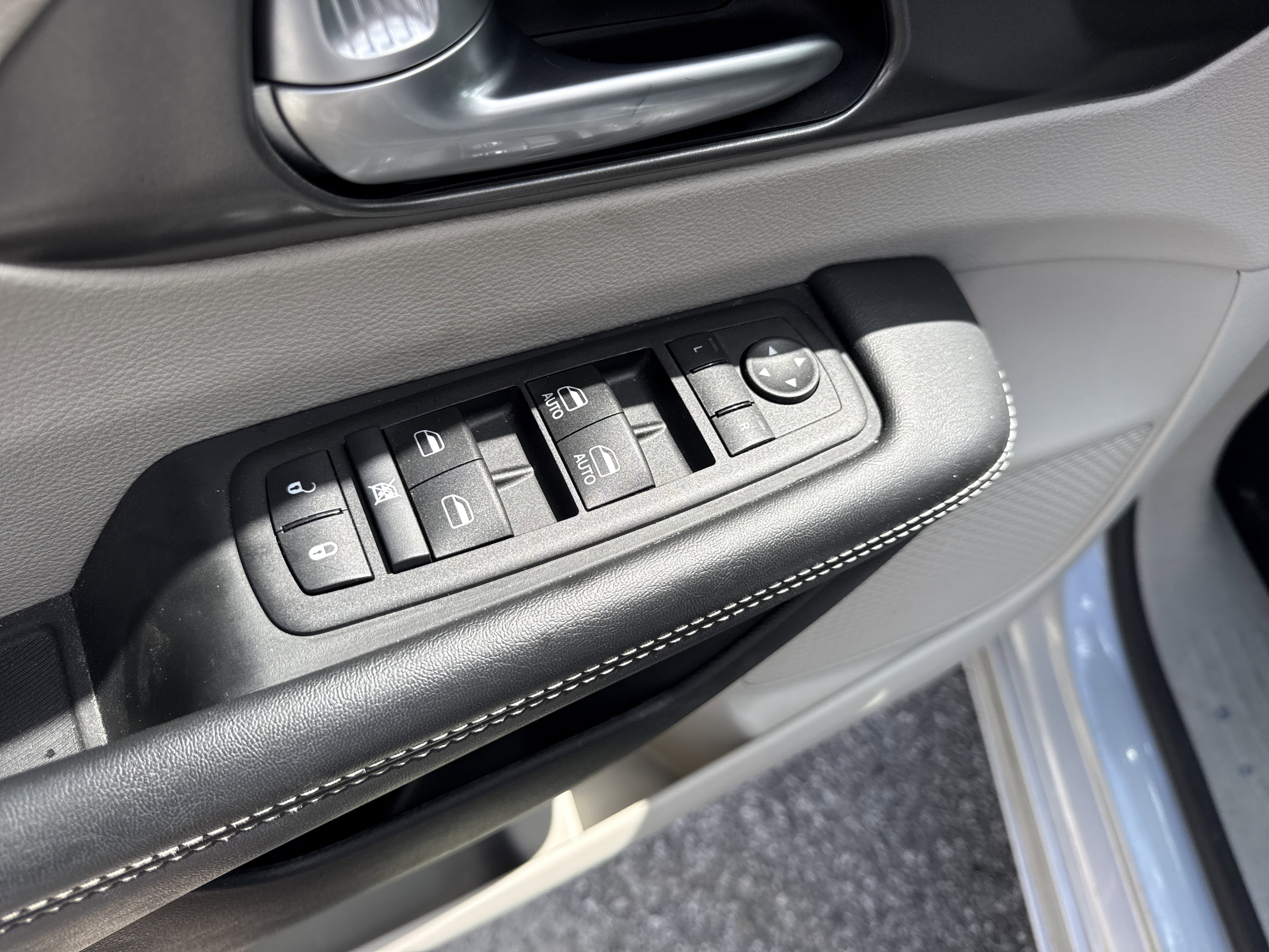 Used 2024 Chrysler Pacifica Touring-L image 36