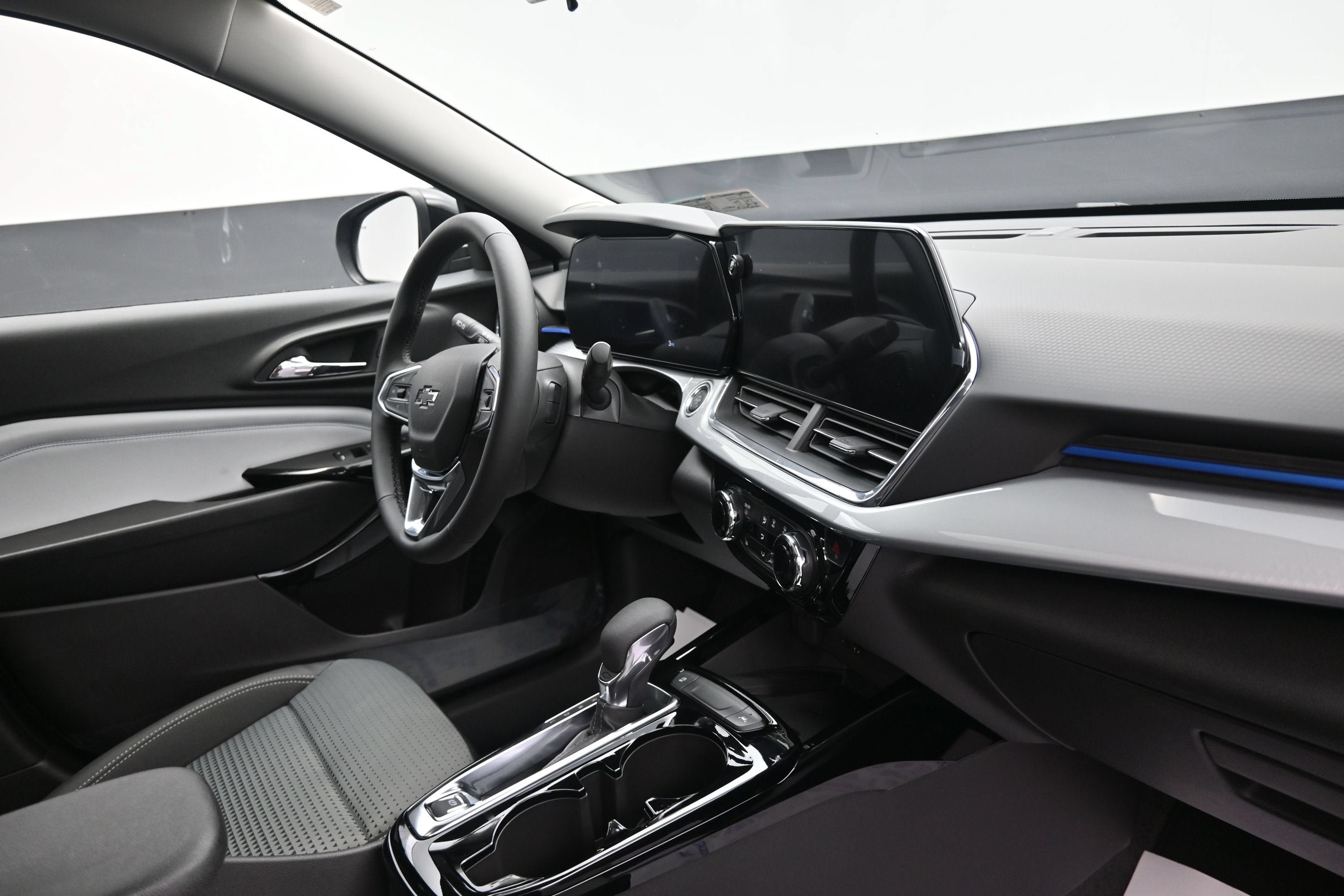 New 2026 Chevrolet Trax LT w/ Sunroof Package FWD image 32