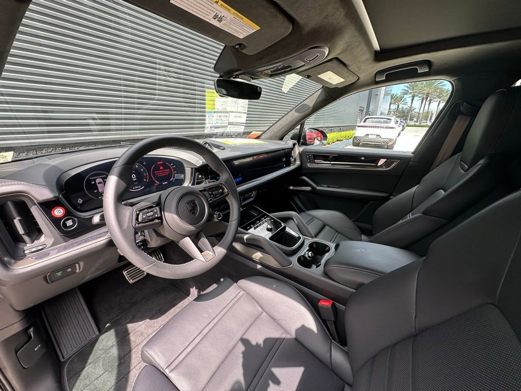 Used 2025 Porsche Cayenne Turbo image 4