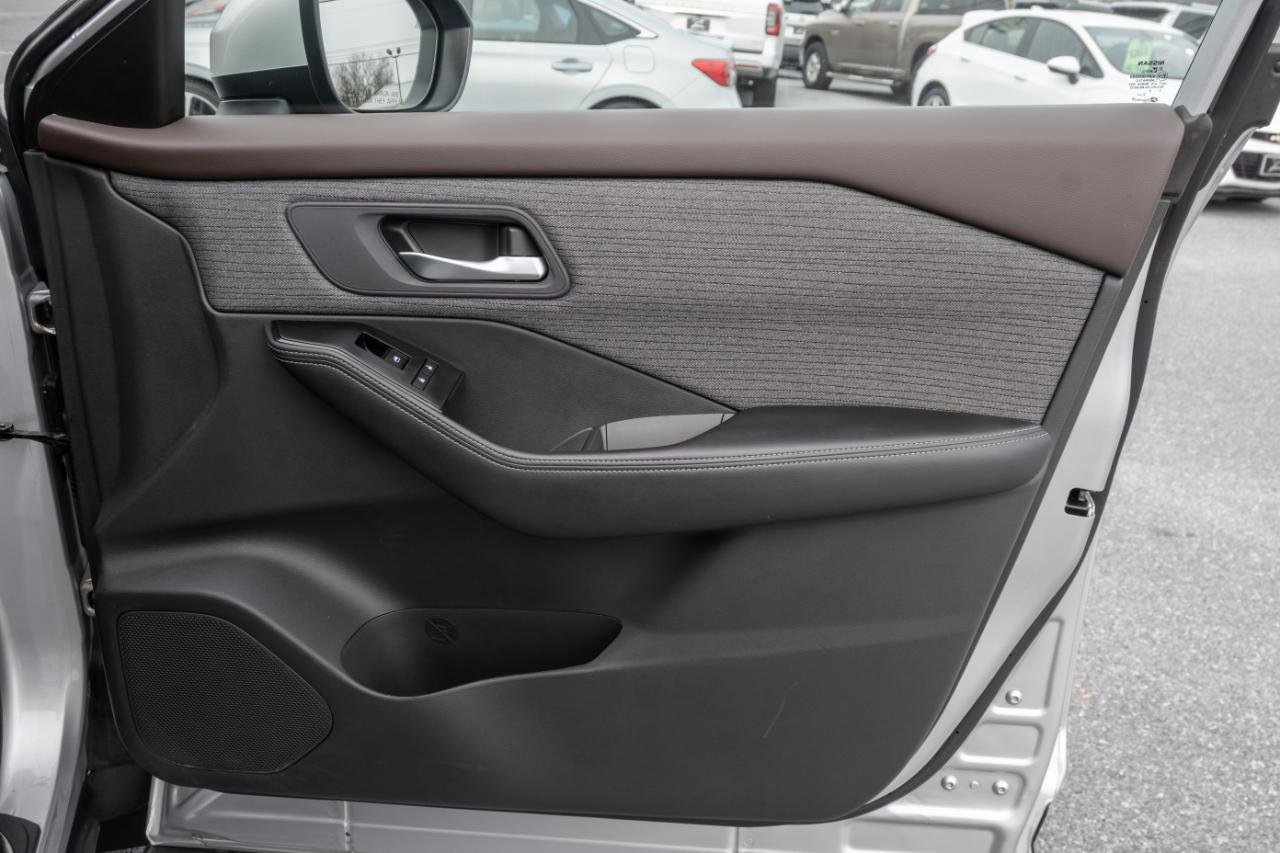 Used 2023 Nissan Rogue SV image 29