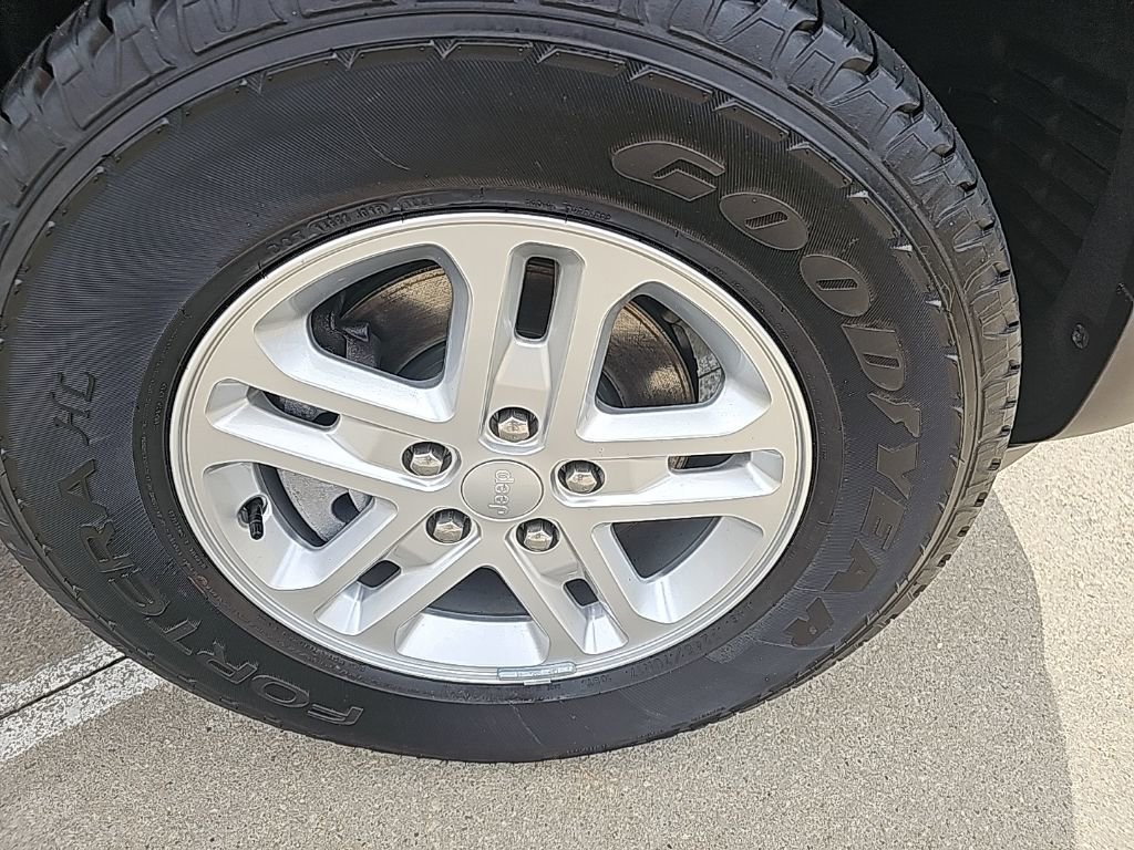 Certified 2025 Jeep Grand Cherokee Laredo w/ Luxury Tech Group I AWD/4WD image 2