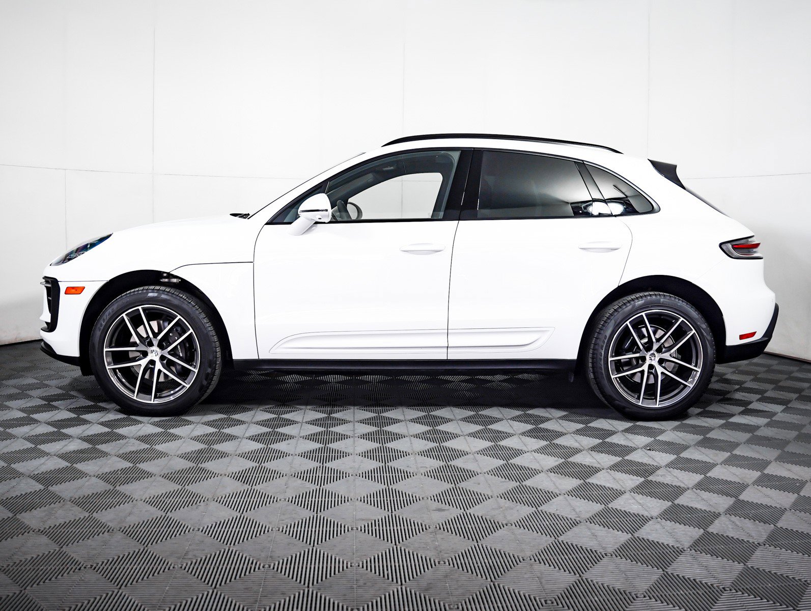 Certified 2025 Porsche Macan AWD/4WD image 2