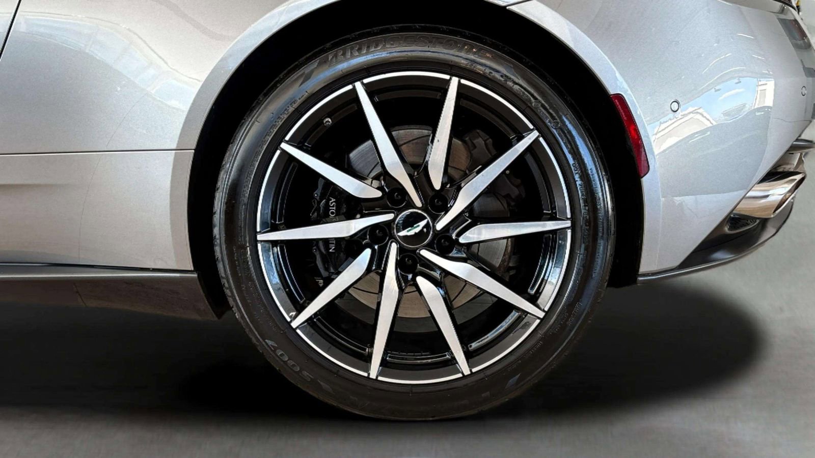 Used 2022 Aston Martin DB11 Coupe image 10