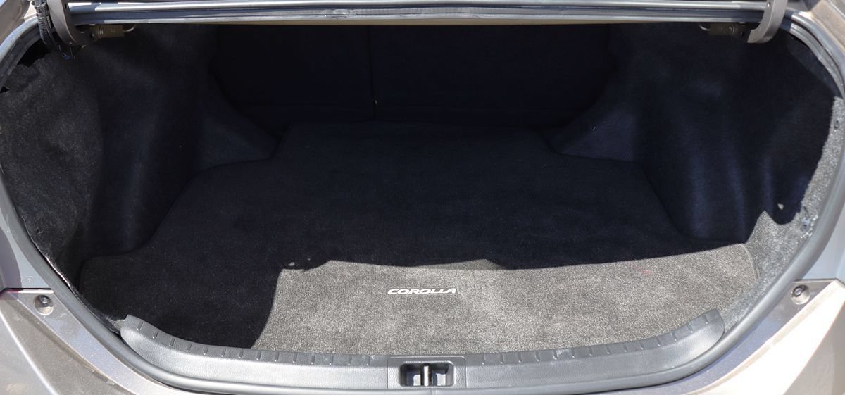 Used 2018 Toyota Corolla LE w/ Carpet Mat Package (TMS) FWD image 22