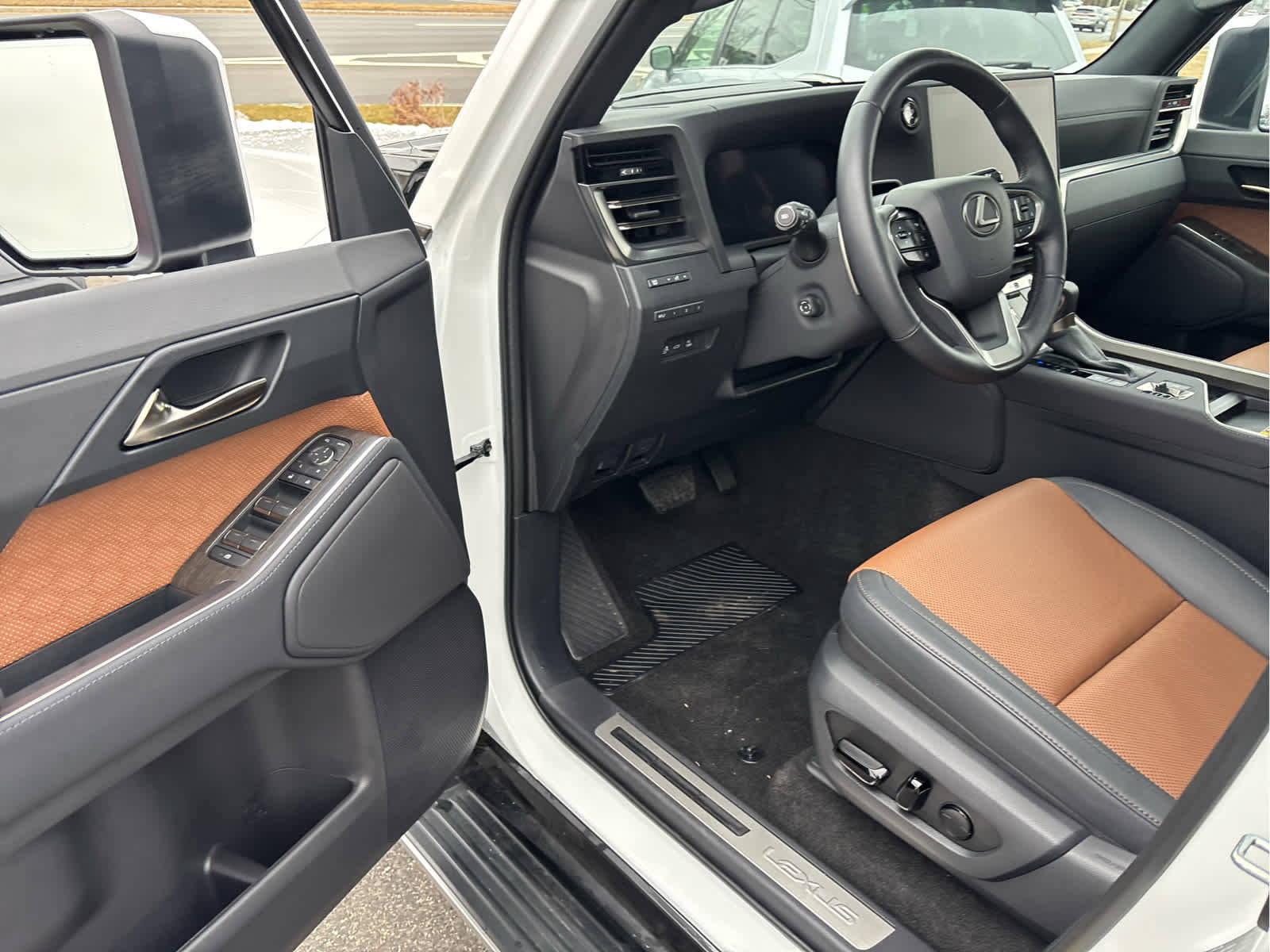 Used 2025 Lexus GX 550 w/ Accessory Package (Z1) image 7