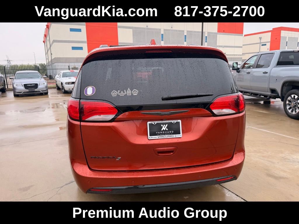 Used 2018 Chrysler Pacifica Touring-L w/ Premium Audio Group image 3