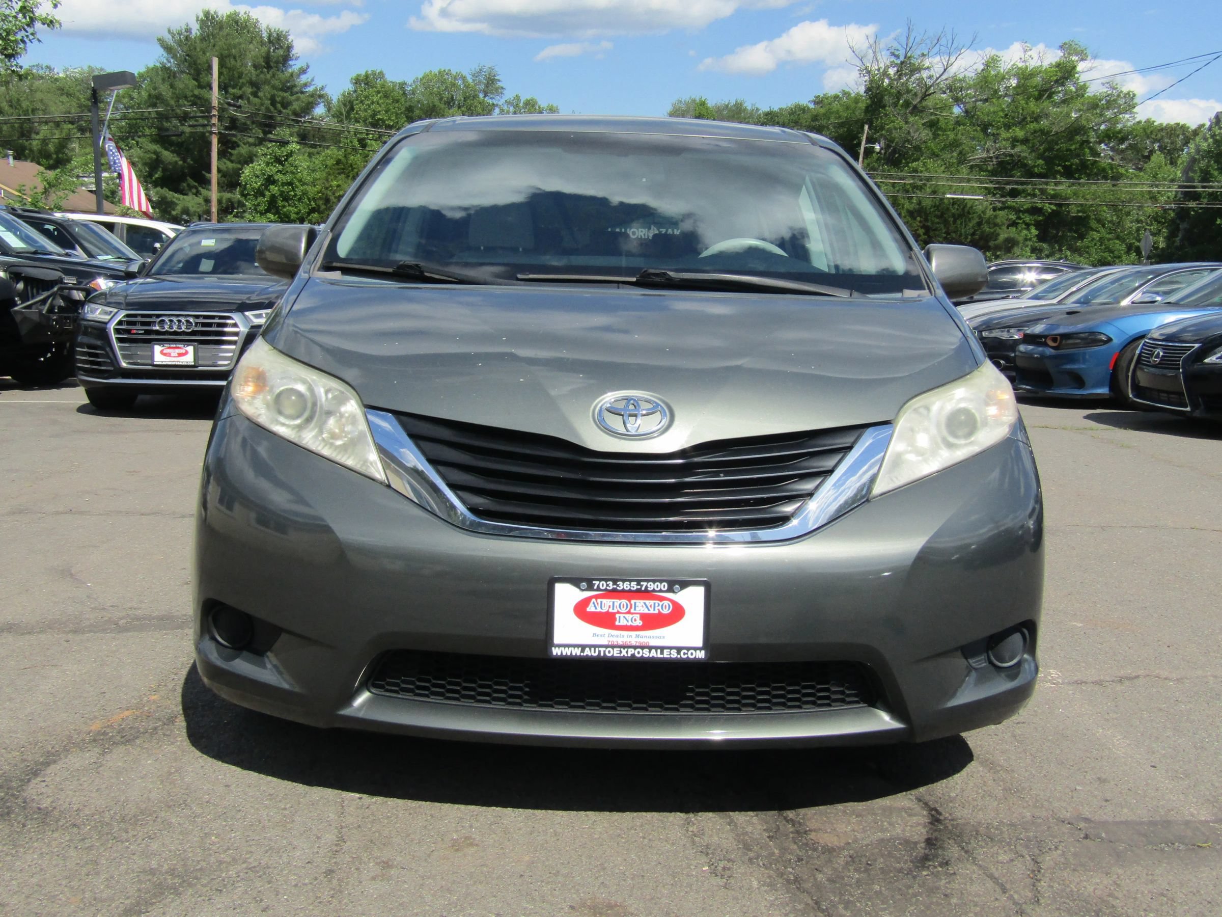 Used 2013 Toyota Sienna LE w/ Towing Pkg FWD image 2