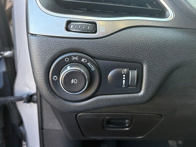 Used 2019 Jeep Cherokee Latitude w/ Popular Appearance Group image 23