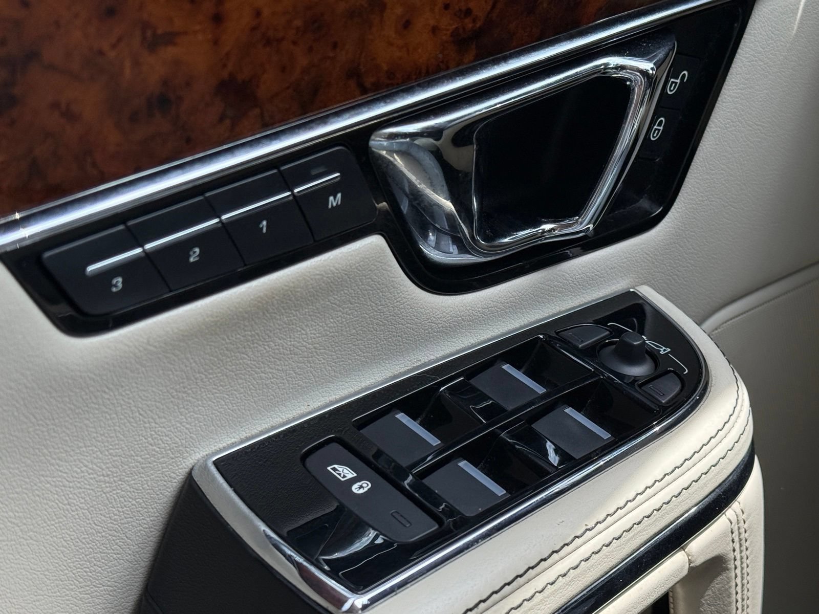 Used 2015 Jaguar XJ L Portfolio AWD/4WD image 31
