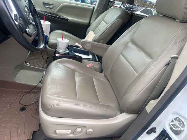 Used 2019 Toyota Sienna L image 10
