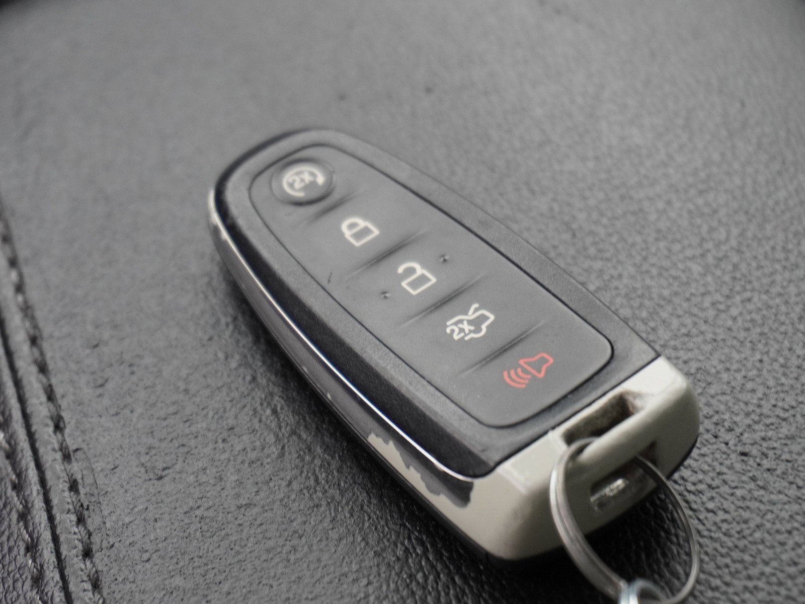 Used 2018 Ford Escape Titanium w/ Ford Safe & Smart Package image 17