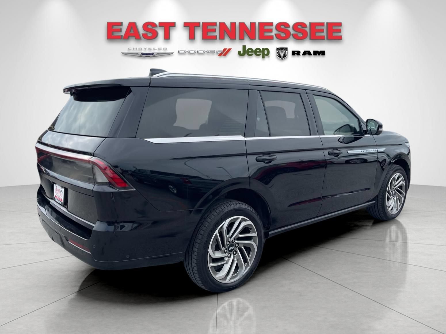 Used 2025 Lincoln Navigator Reserve AWD/4WD image 3