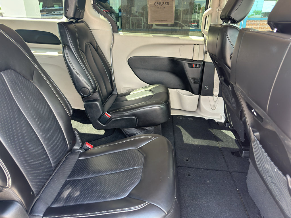 Used 2024 Chrysler Pacifica Touring-L FWD image 31