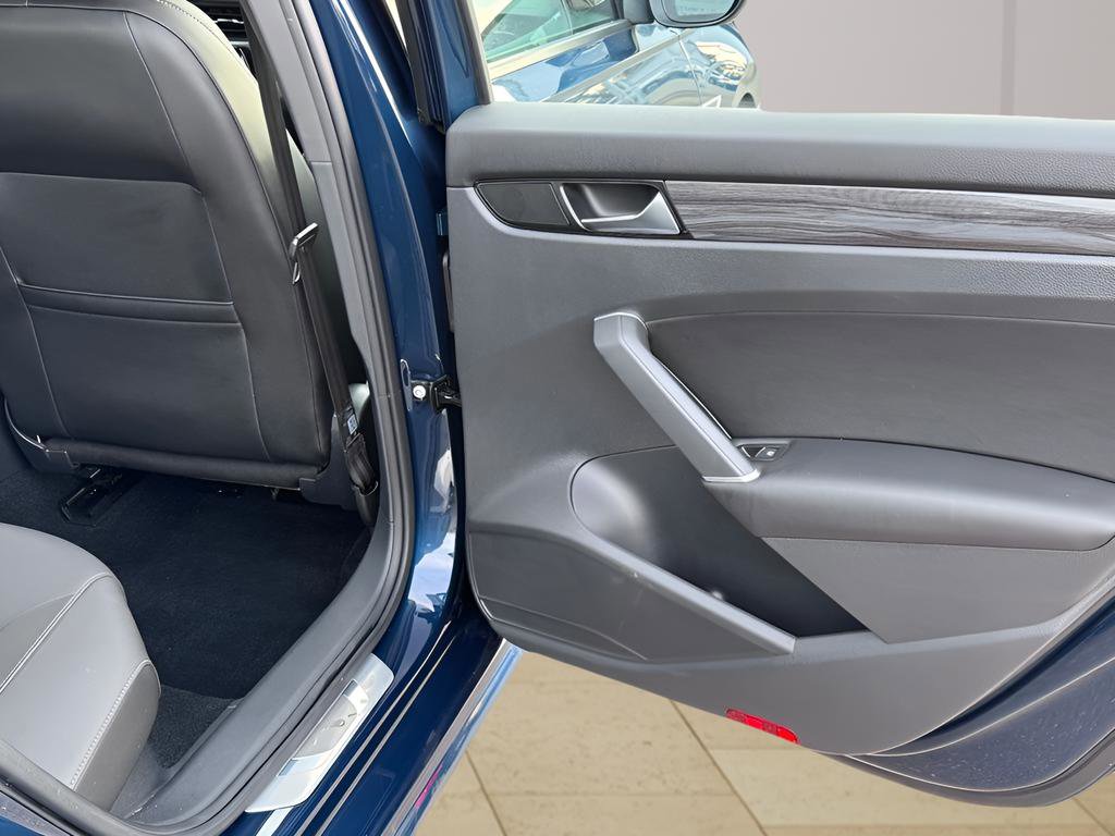 Used 2022 Volkswagen Passat 2.0T R-Line image 32