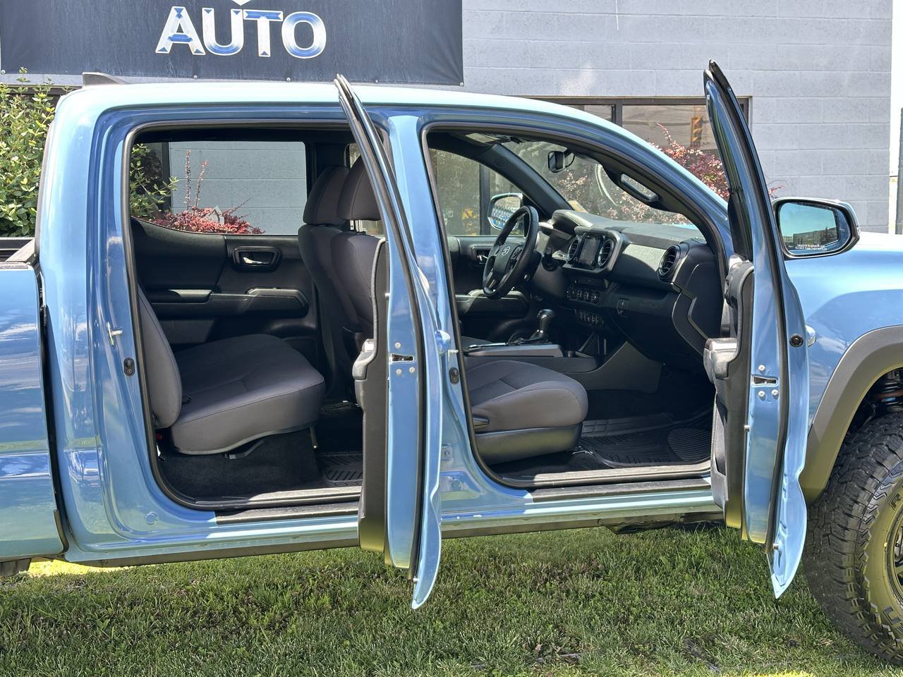 Used 2019 Toyota Tacoma TRD Off-Road w/ Technology Package AWD/4WD image 21