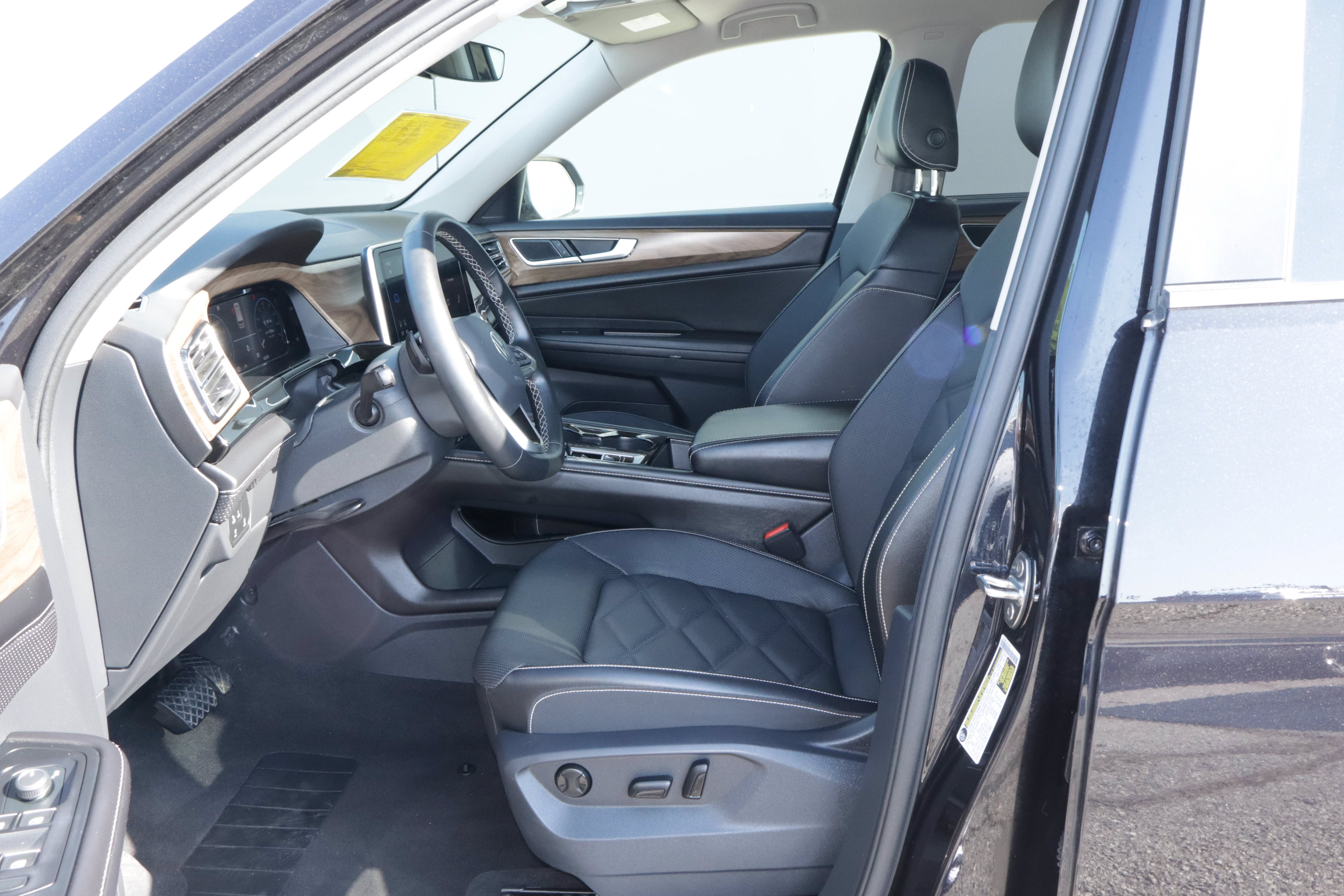 Used 2025 Volkswagen Atlas SE FWD image 7
