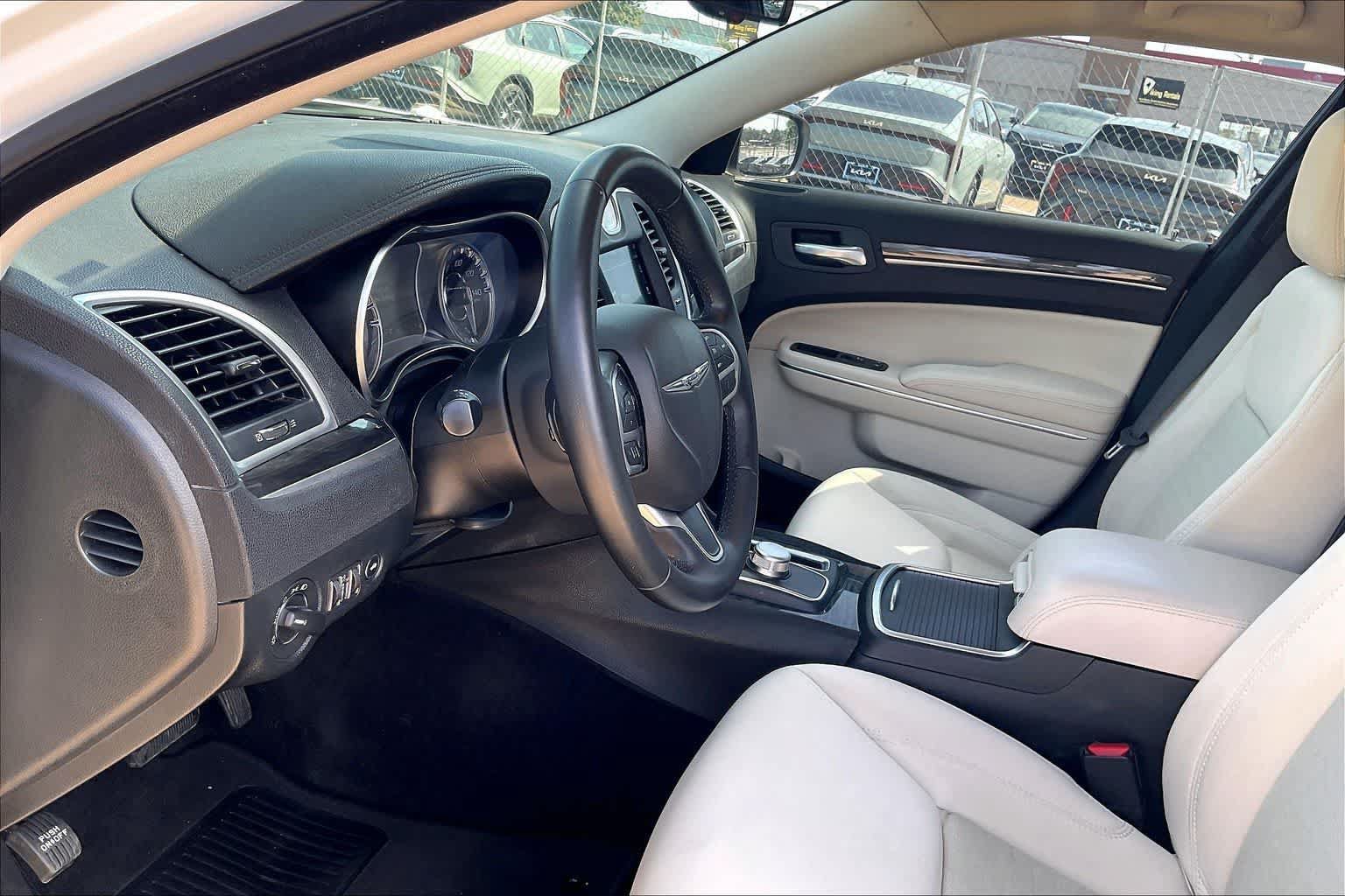 Used 2018 Chrysler 300 Touring w/ Chrome Appearance Package RWD image 2