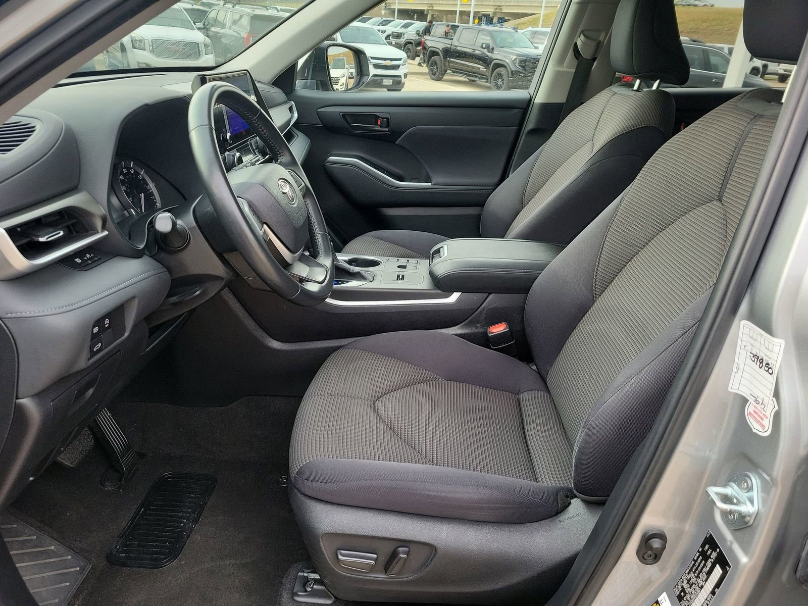 Used 2024 Toyota Highlander LE image 18