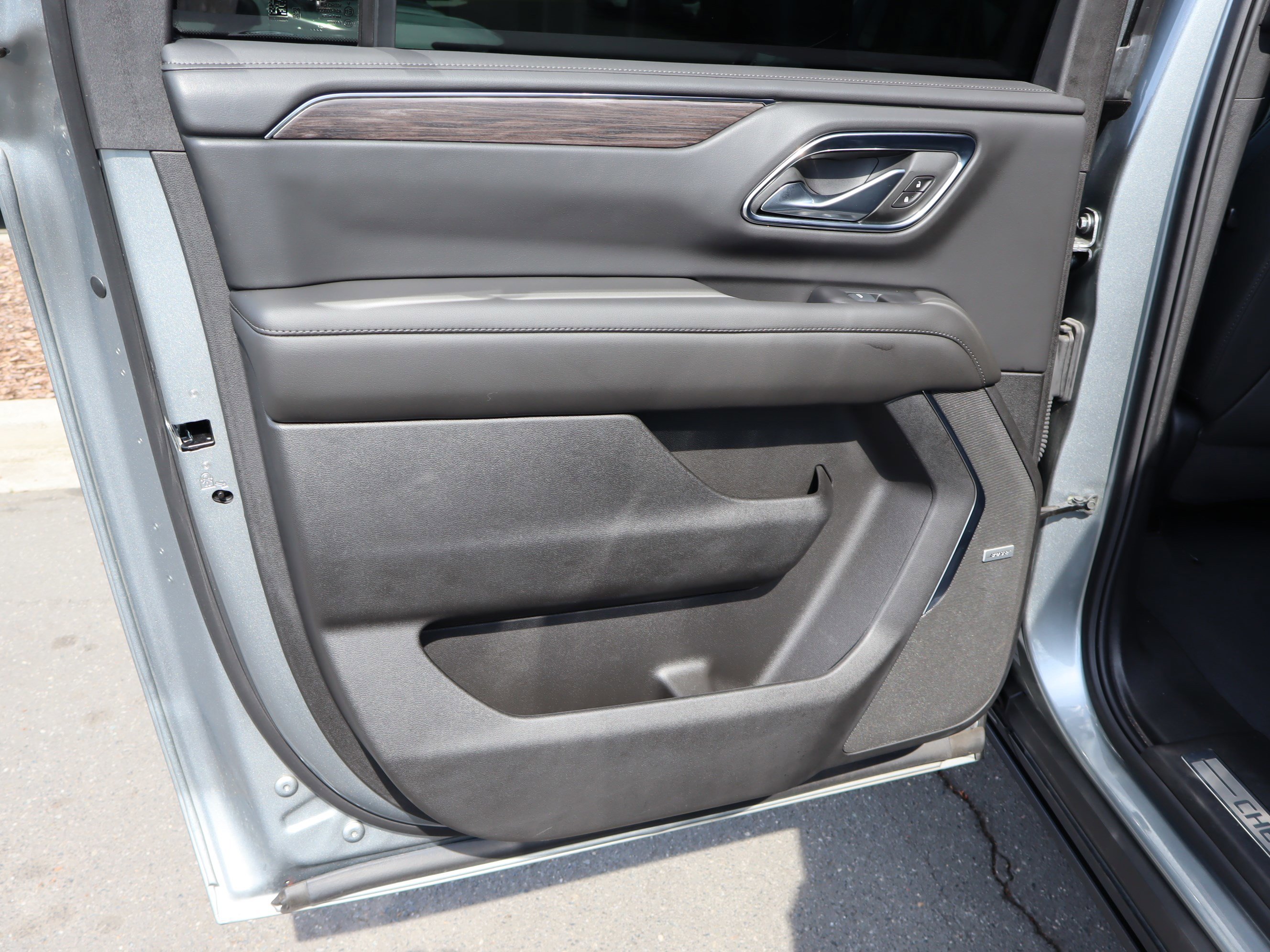 Used 2024 Chevrolet Suburban Z71 w/ Luxury Package image 33