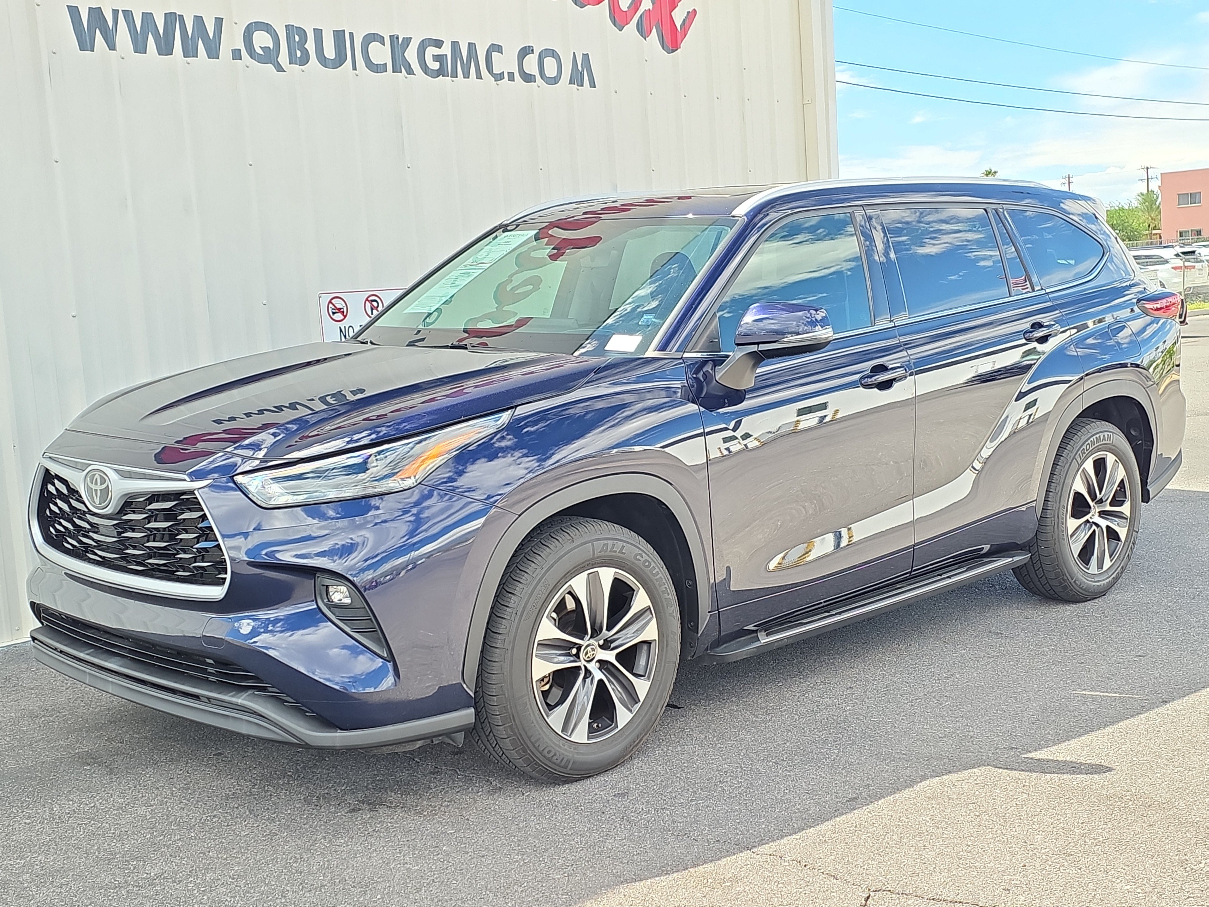 Used 2022 Toyota Highlander XLE FWD image 3