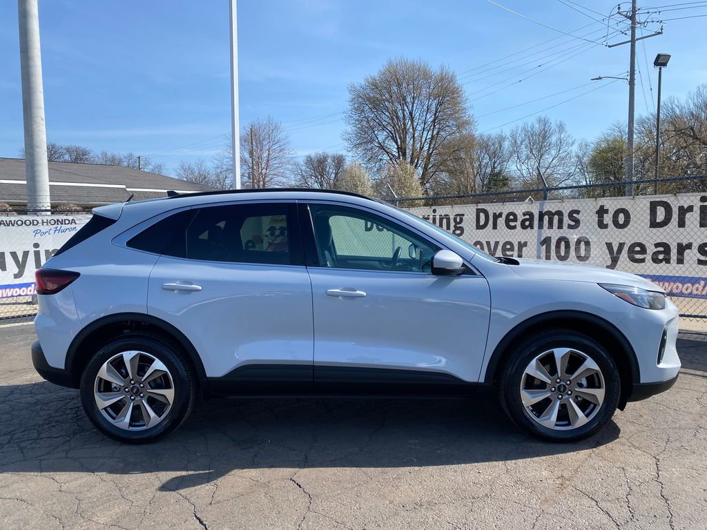 Used 2025 Ford Escape Platinum AWD/4WD image 2