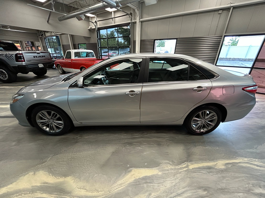 Used 2015 Toyota Camry SE FWD image 31