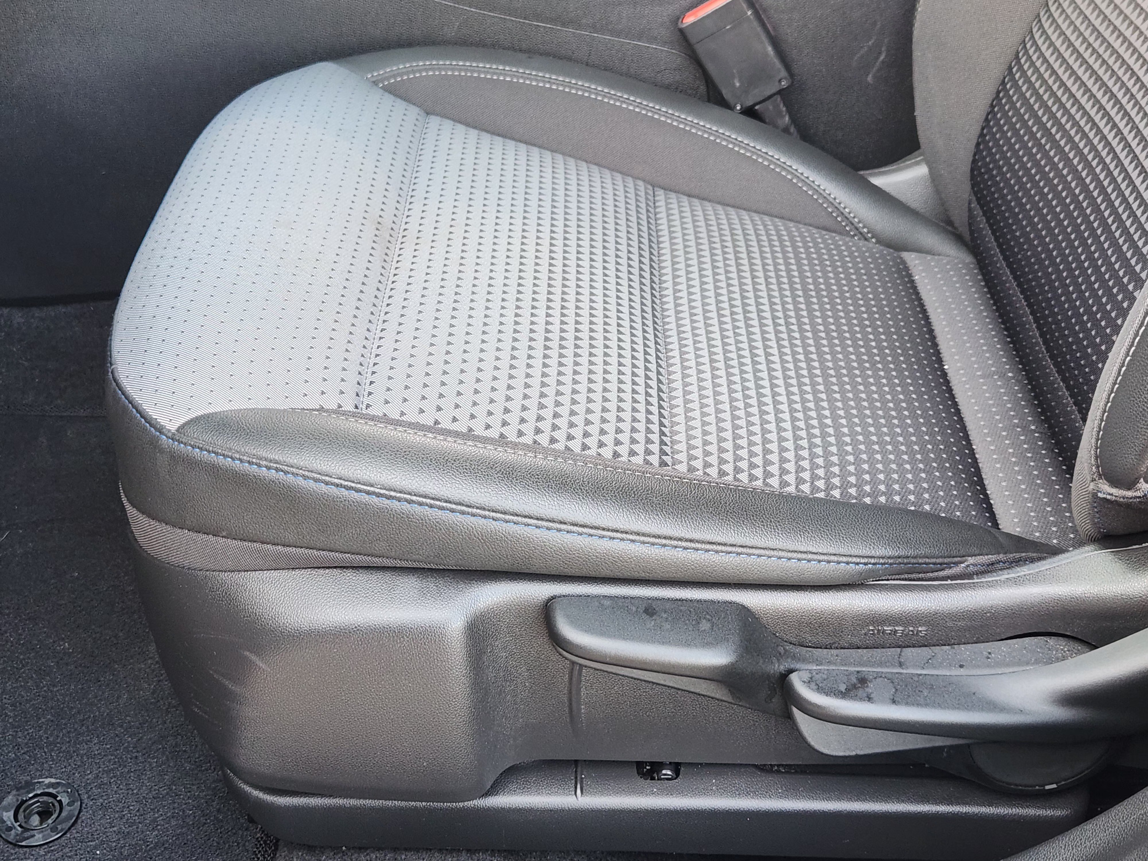 Used 2025 Chevrolet Trax LT FWD image 25