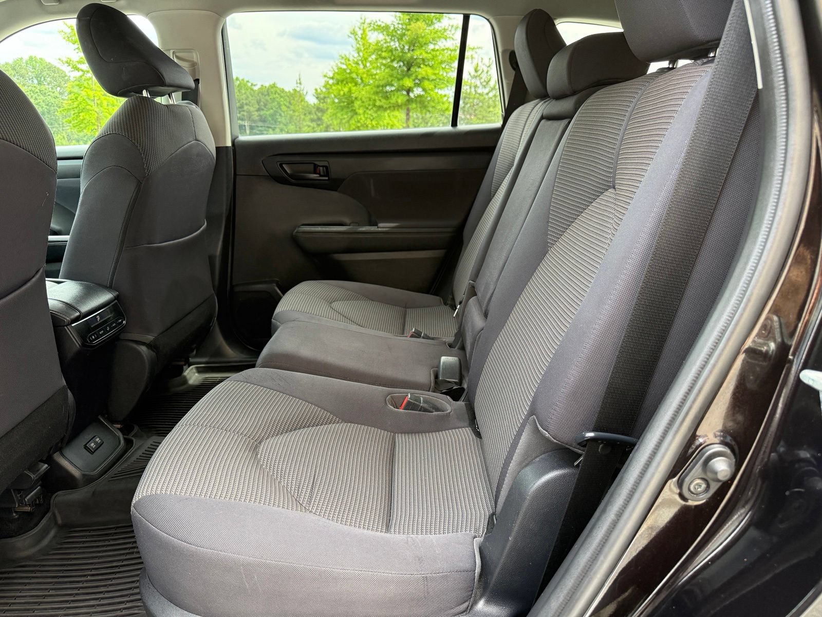 Used 2020 Toyota Highlander LE AWD/4WD image 37