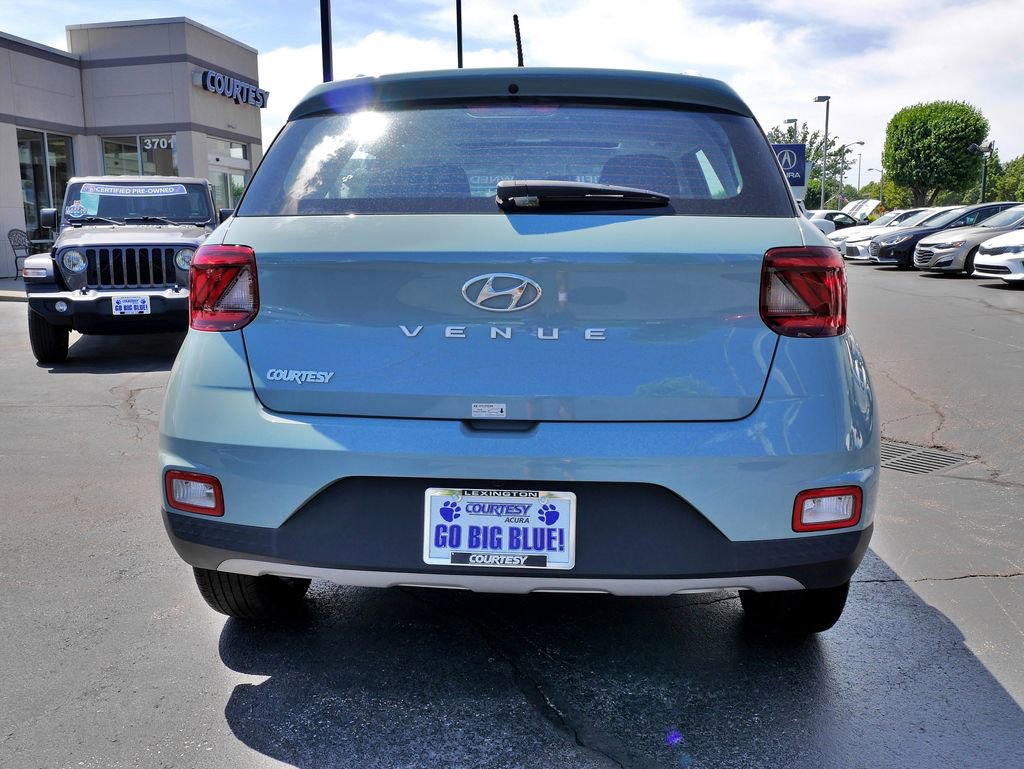 Used 2025 Hyundai Venue SEL FWD image 6