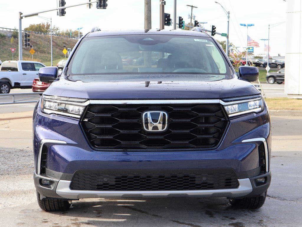 New 2025 Honda Pilot Touring image 2