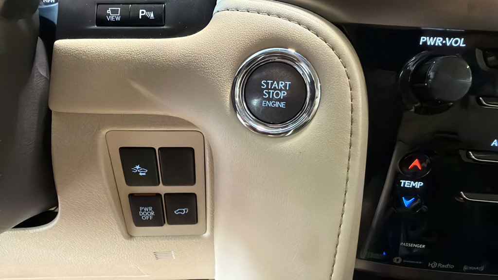 Used 2018 Lexus LX 570 4WD w/ Luxury Package image 29