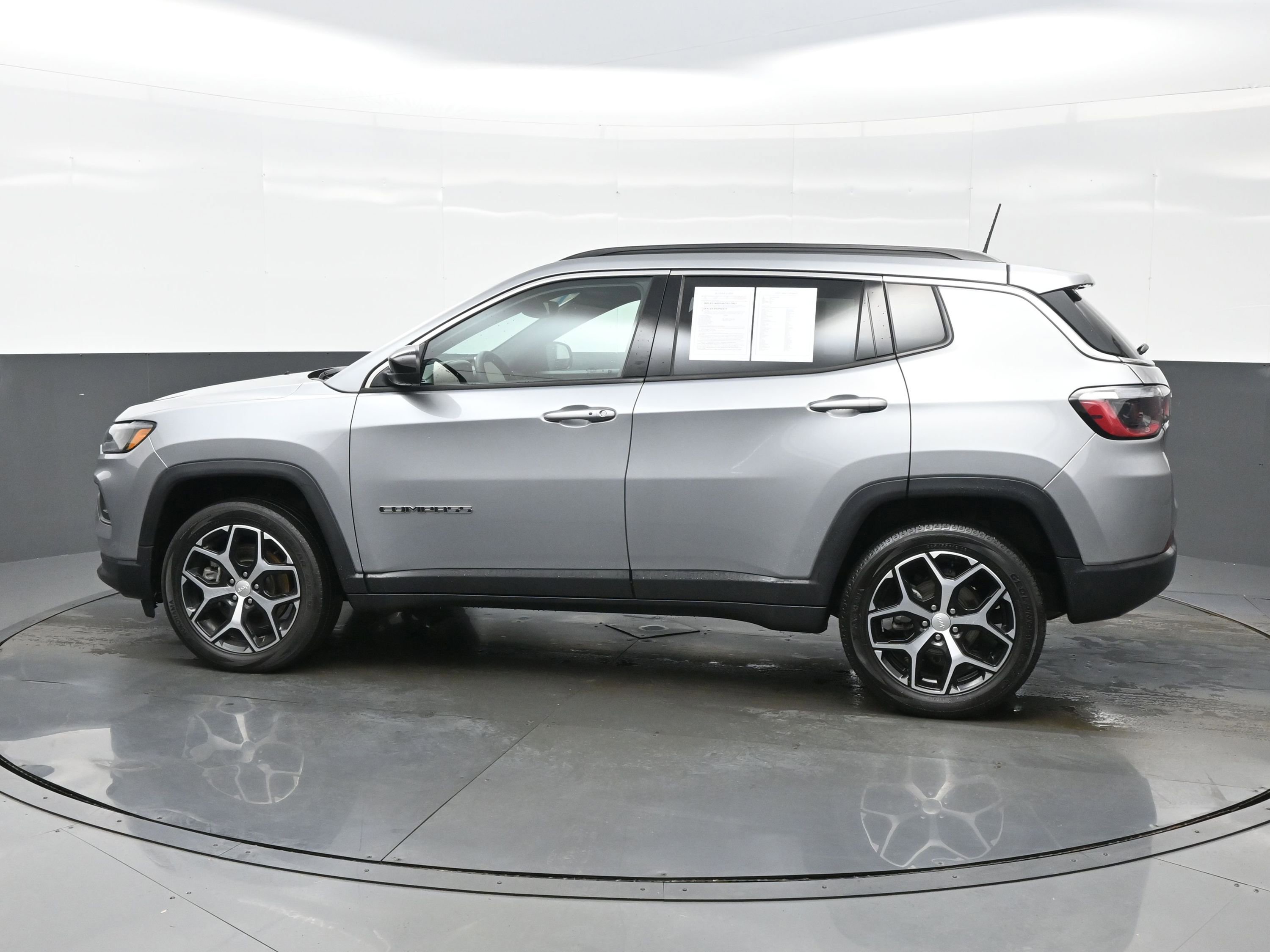 Used 2024 Jeep Compass Latitude AWD/4WD image 3