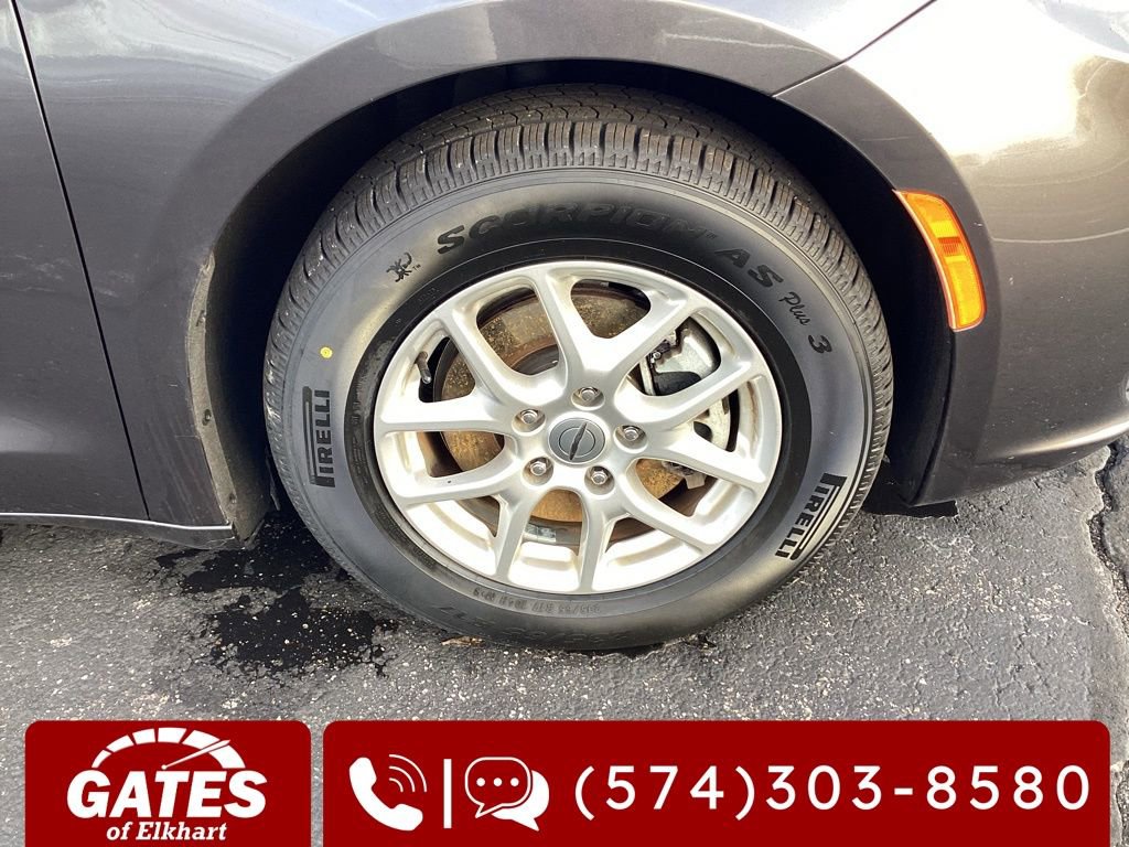 Used 2023 Chrysler Pacifica Touring-L FWD image 33