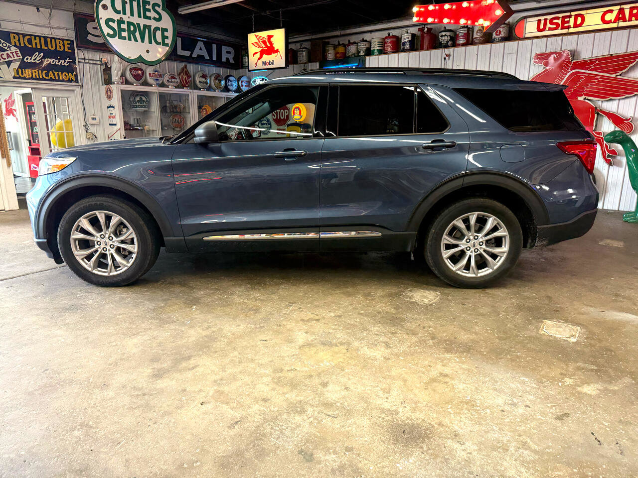 Used 2020 Ford Explorer XLT w/ Equipment Group 202A image 2