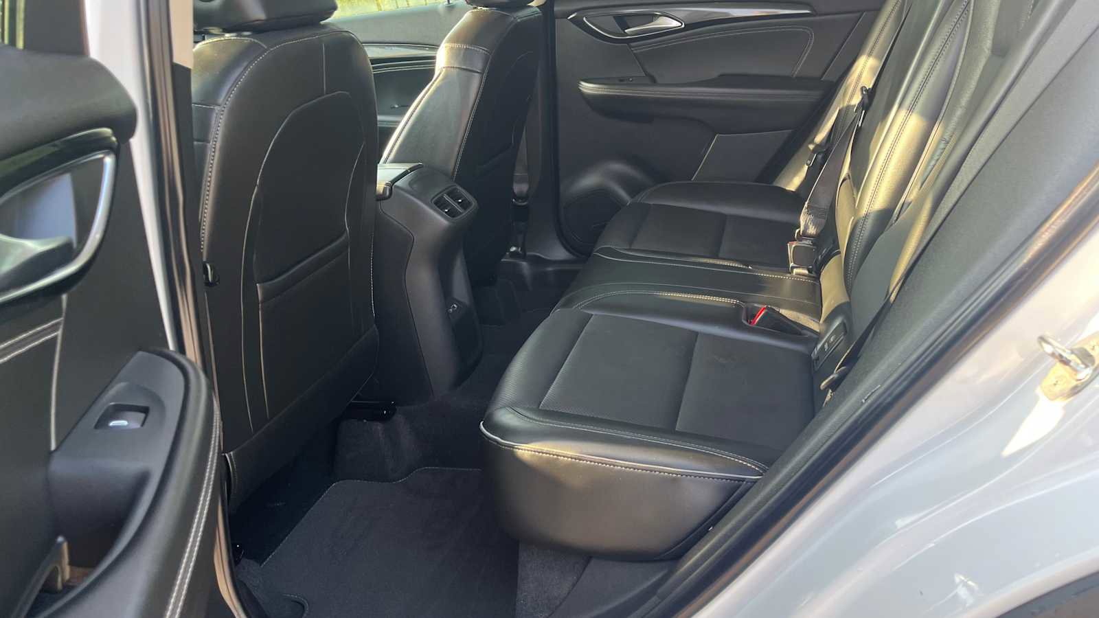 Used 2022 Buick Envision Essence w/ Safety Package image 8