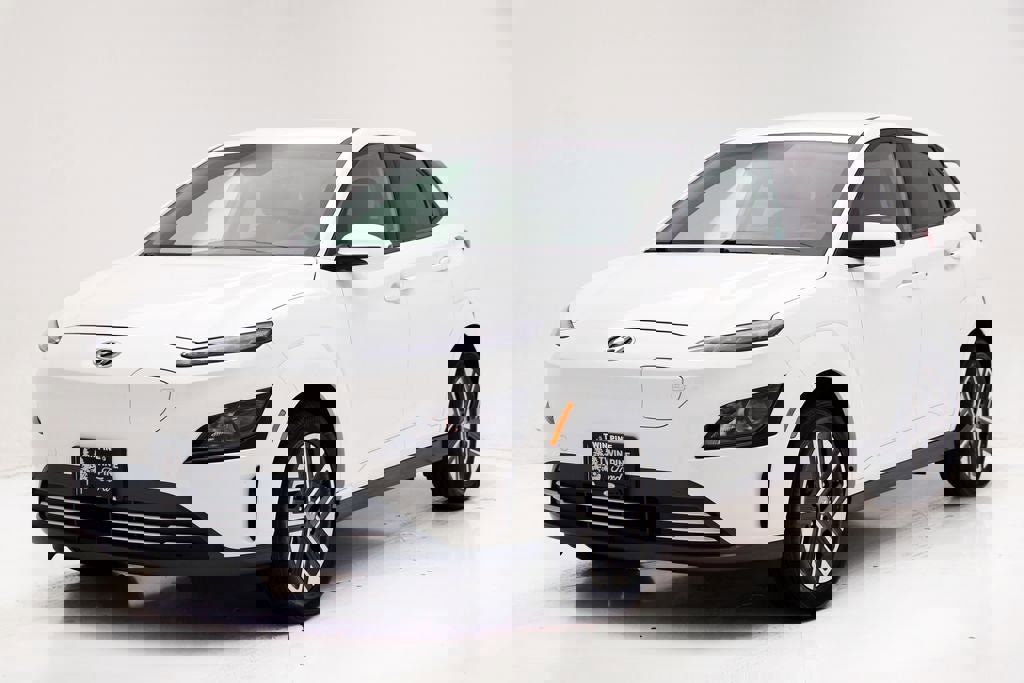 Used 2023 Hyundai Kona SE w/ Cargo Package image 2