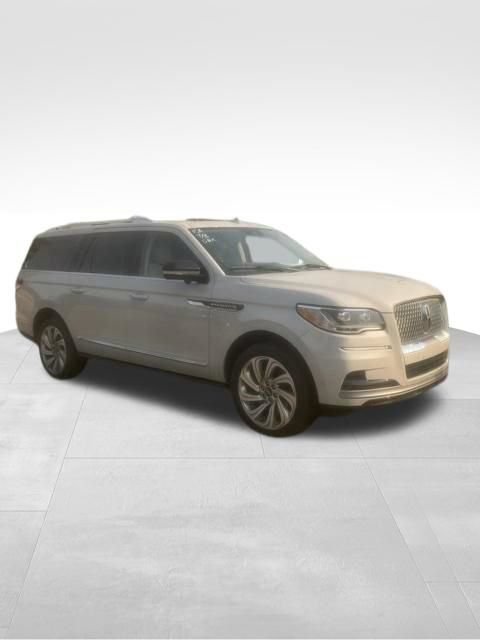 Certified 2023 Lincoln Navigator L Reserve AWD/4WD image 9