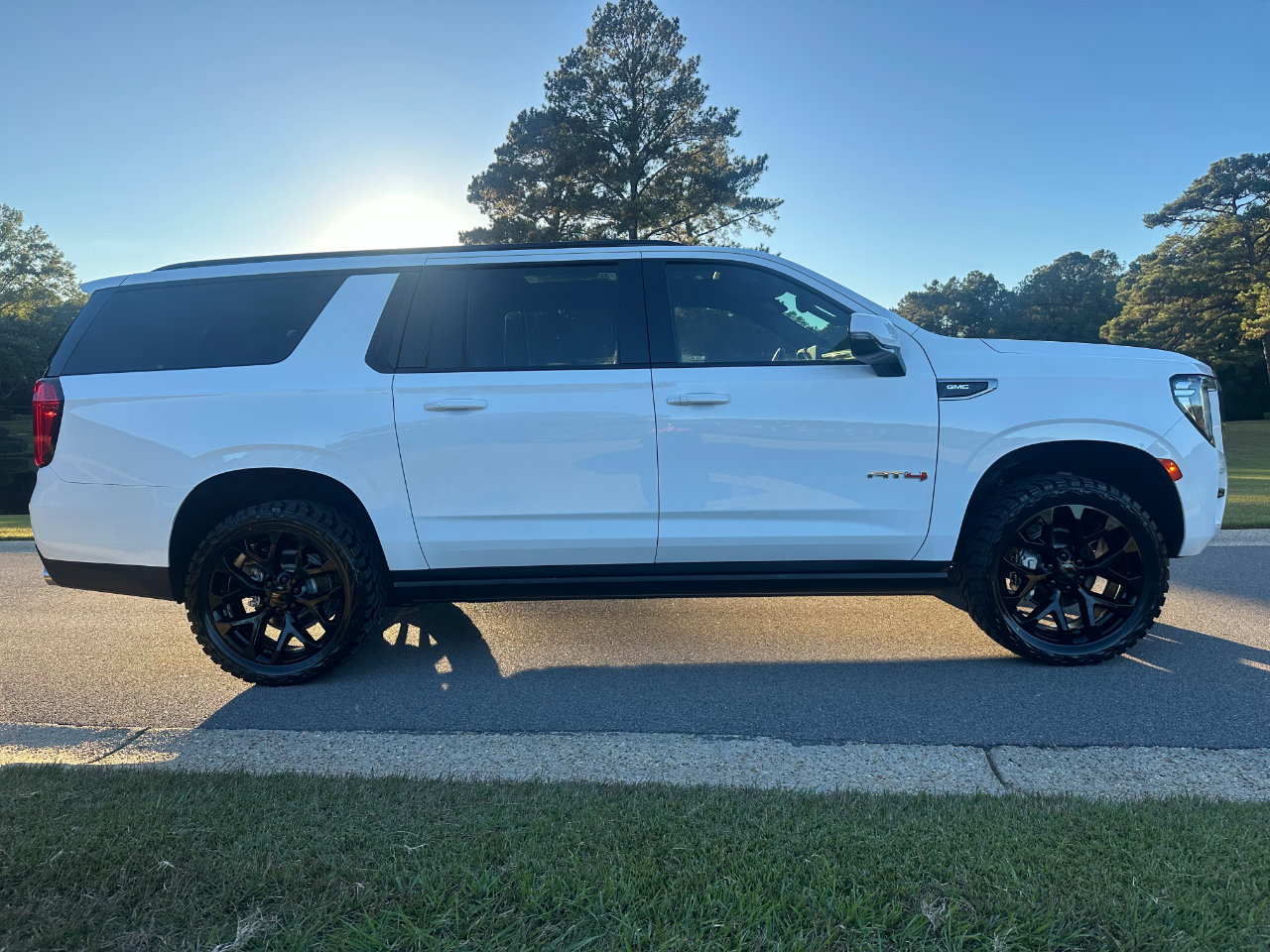 Used 2022 GMC Yukon XL AT4 image 4